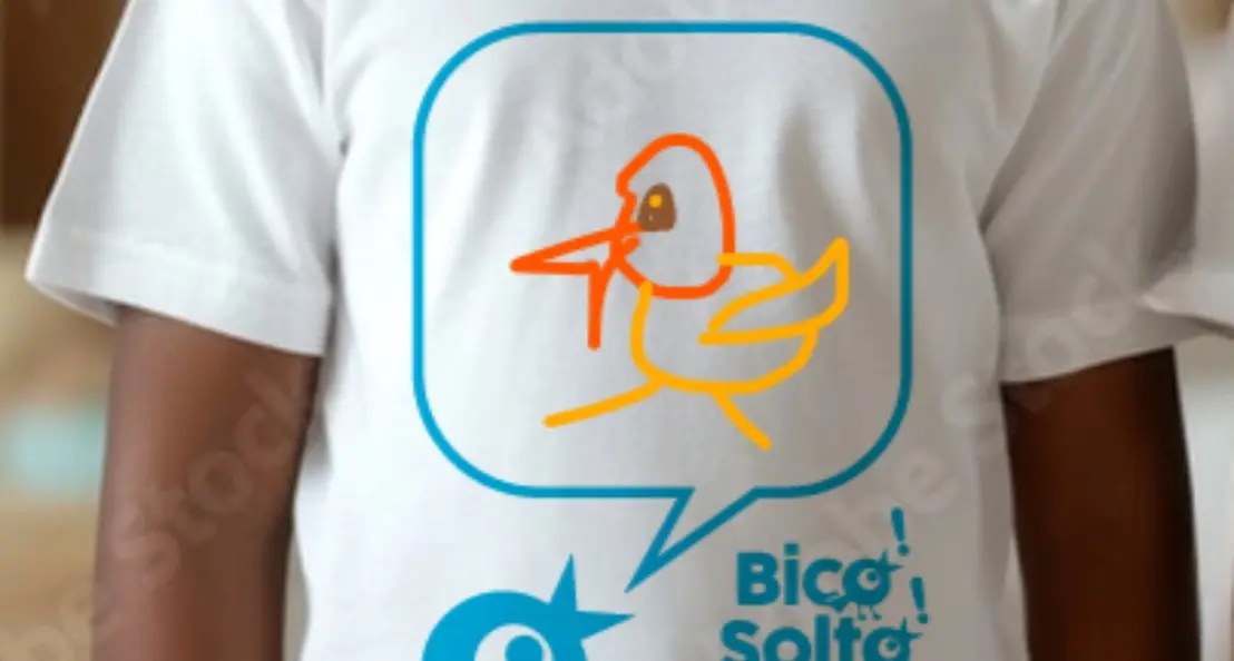 Criança vestindo camiseta do projeto Bico Solto com desenho de ave